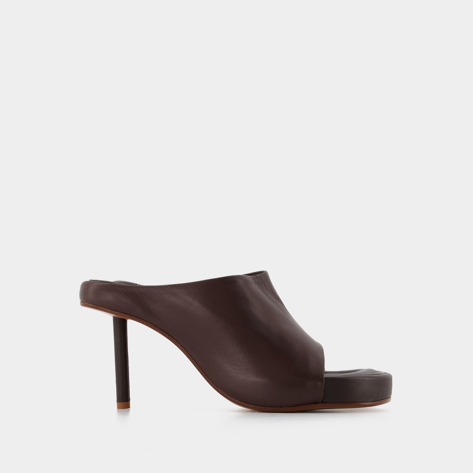 サンダル・ミュール JACQUEMUS Nuvola Mules in Brown Leather Les Mules Nuvola leather mules in brown - Jacquemus | Mytheresa